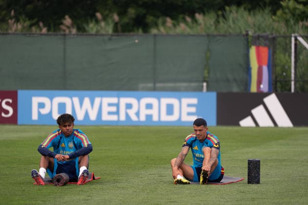 Spain trains under Canadian wildfire smoke ahead of FIFA World Cup, WM, Weltmeisterschaft, Fussball Final EAST HANOVER, NEW JERSEY, UNITED STATES - JULY 16: Players of Spanish national team, Nationalteam take part in training session for the 2026 FIFA World Cup final against Argentina at the Gotham Training Facility in New Jersey on July 16, 2026. Lamine Yamal and Pedro Porro took part in light individual stretching during the open portion of training instead of the team s passing drills. Spain trained under hazy skies as smoke from ongoing Canadian wildfires reduced air quality and visibility across the New York metropolitan area ahead of Sunday s final at New York New Jersey Stadium. Lokman Vural Elibol Anadolu New Jersey United States. Editorial use only. Please get in touch for any other usage.  Copyright: x2026xAnadoluxLokmanxVuralxElibolx