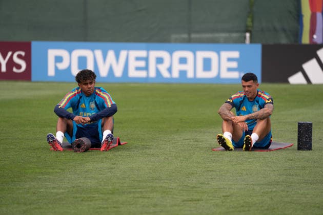 Spain trains under Canadian wildfire smoke ahead of FIFA World Cup, WM, Weltmeisterschaft, Fussball Final EAST HANOVER, NEW JERSEY, UNITED STATES - JULY 16: Players of Spanish national team, Nationalteam take part in training session for the 2026 FIFA World Cup final against Argentina at the Gotham Training Facility in New Jersey on July 16, 2026. Lamine Yamal and Pedro Porro took part in light individual stretching during the open portion of training instead of the team s passing drills. Spain trained under hazy skies as smoke from ongoing Canadian wildfires reduced air quality and visibility across the New York metropolitan area ahead of Sunday s final at New York New Jersey Stadium. Lokman Vural Elibol Anadolu New Jersey United States. Editorial use only. Please get in touch for any other usage.  Copyright: x2026xAnadoluxLokmanxVuralxElibolx