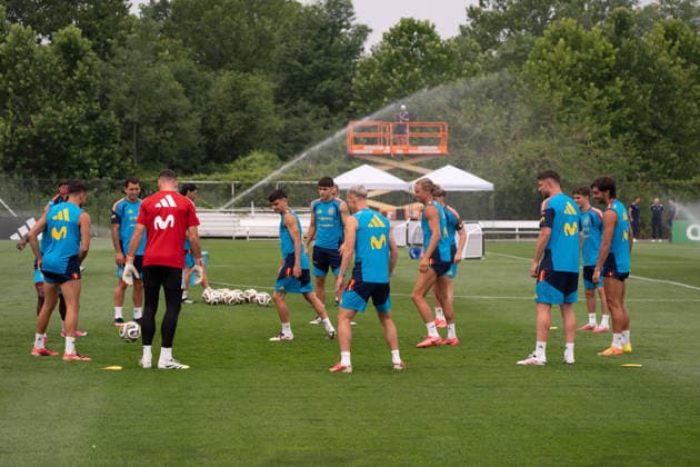 Spain trains under Canadian wildfire smoke ahead of FIFA World Cup, WM, Weltmeisterschaft, Fussball Final EAST HANOVER, NEW JERSEY, UNITED STATES - JULY 16: Players of Spanish national team, Nationalteam take part in training session for the 2026 FIFA World Cup final against Argentina at the Gotham Training Facility in New Jersey on July 16, 2026. Lamine Yamal and Pedro Porro took part in light individual stretching during the open portion of training instead of the team s passing drills. Spain trained under hazy skies as smoke from ongoing Canadian wildfires reduced air quality and visibility across the New York metropolitan area ahead of Sunday s final at New York New Jersey Stadium. Lokman Vural Elibol Anadolu New Jersey United States. Editorial use only. Please get in touch for any other usage.  Copyright: x2026xAnadoluxLokmanxVuralxElibolx