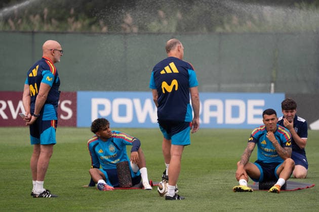 Spain trains under Canadian wildfire smoke ahead of FIFA World Cup, WM, Weltmeisterschaft, Fussball Final EAST HANOVER, NEW JERSEY, UNITED STATES - JULY 16: Players of Spanish national team, Nationalteam take part in training session for the 2026 FIFA World Cup final against Argentina at the Gotham Training Facility in New Jersey on July 16, 2026. Lamine Yamal and Pedro Porro took part in light individual stretching during the open portion of training instead of the team s passing drills. Spain trained under hazy skies as smoke from ongoing Canadian wildfires reduced air quality and visibility across the New York metropolitan area ahead of Sunday s final at New York New Jersey Stadium. Lokman Vural Elibol Anadolu New Jersey United States. Editorial use only. Please get in touch for any other usage.  Copyright: x2026xAnadoluxLokmanxVuralxElibolx