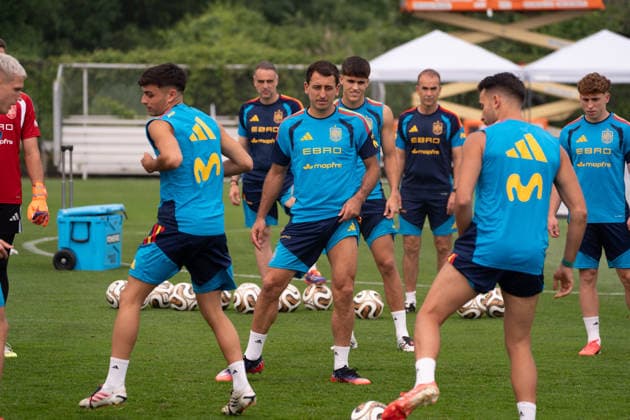 Spain trains under Canadian wildfire smoke ahead of FIFA World Cup, WM, Weltmeisterschaft, Fussball Final EAST HANOVER, NEW JERSEY, UNITED STATES - JULY 16: Players of Spanish national team, Nationalteam take part in training session for the 2026 FIFA World Cup final against Argentina at the Gotham Training Facility in New Jersey on July 16, 2026. Lamine Yamal and Pedro Porro took part in light individual stretching during the open portion of training instead of the team s passing drills. Spain trained under hazy skies as smoke from ongoing Canadian wildfires reduced air quality and visibility across the New York metropolitan area ahead of Sunday s final at New York New Jersey Stadium. Lokman Vural Elibol Anadolu New Jersey United States. Editorial use only. Please get in touch for any other usage.  Copyright: x2026xAnadoluxLokmanxVuralxElibolx