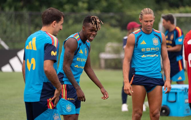 Spain trains under Canadian wildfire smoke ahead of FIFA World Cup, WM, Weltmeisterschaft, Fussball Final EAST HANOVER, NEW JERSEY, UNITED STATES - JULY 16: Players of Spanish national team, Nationalteam take part in training session for the 2026 FIFA World Cup final against Argentina at the Gotham Training Facility in New Jersey on July 16, 2026. Lamine Yamal and Pedro Porro took part in light individual stretching during the open portion of training instead of the team s passing drills. Spain trained under hazy skies as smoke from ongoing Canadian wildfires reduced air quality and visibility across the New York metropolitan area ahead of Sunday s final at New York New Jersey Stadium. Lokman Vural Elibol Anadolu New Jersey United States. Editorial use only. Please get in touch for any other usage.  Copyright: x2026xAnadoluxLokmanxVuralxElibolx