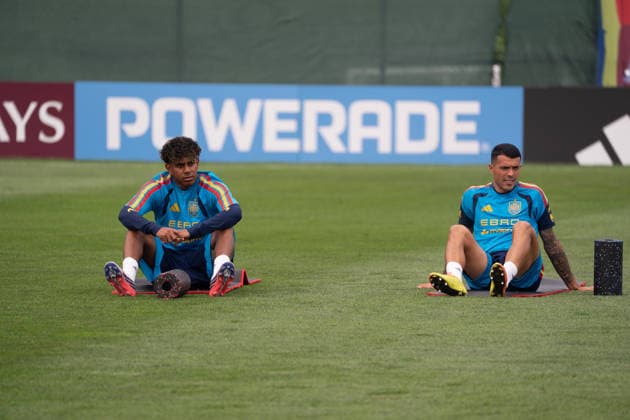 Spain trains under Canadian wildfire smoke ahead of FIFA World Cup, WM, Weltmeisterschaft, Fussball Final EAST HANOVER, NEW JERSEY, UNITED STATES - JULY 16: Players of Spanish national team, Nationalteam take part in training session for the 2026 FIFA World Cup final against Argentina at the Gotham Training Facility in New Jersey on July 16, 2026. Lamine Yamal and Pedro Porro took part in light individual stretching during the open portion of training instead of the team s passing drills. Spain trained under hazy skies as smoke from ongoing Canadian wildfires reduced air quality and visibility across the New York metropolitan area ahead of Sunday s final at New York New Jersey Stadium. Lokman Vural Elibol Anadolu New Jersey United States. Editorial use only. Please get in touch for any other usage.  Copyright: x2026xAnadoluxLokmanxVuralxElibolx