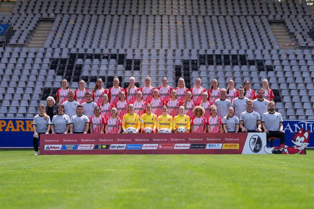 SC Freiburg; 1.BL Frauen, Porträttermin 2026 2027, Mannschaftsfoto, hi. Reihe v.li.: Emma Memminger, Nora Scherer, Nicole Ojukwu, Carina Brunold, Meret Felde, Jana Vojtekova, Alina Axtmann, Lisa Karl, Ingibjörg Sigurdardottir, Selina Vobian, Johanna Hebben, Sabah Seghir, Alena Bienz, mi. Reihe v.li.: Birgit Bauer-Schick (Bereichsleiterin), AndrÃ Malinowski (sportlicher Leiter), Silke Heckel (Teambetreuerin), Zoe Schick, Maj Schneider, Luca Birkholz, Julia Stierli, Mia-Lena Maas, Weena Simmen, Tessa Blumenberg, Marco Konrad (Trainer), Sebastian Grunert (Co-Trainer), Sandrino Braun-Schumacher (Co-Trainer), vo. Reihe v.li.: Lisa Bode (medizinische Leitung), Carolin Schneider (Leiterin Physiotherapie), Nils Afflerbach (Physiotherapeut), Ilayda Acikgöz, Lisa Kolb, Laura Benkarth, Lina von Schrader, Lorena Barth, Anna Reimann, Amira Arfaoui, Nia Szenk, Annika Miller (Teammanagerin), Tobias Galli (Athletiktrainer), Dominik Bergdorf (Torwarttrainer) Freiburg Dreisamstadion Baden-Wuerttemberg Deutschland *** SC Freiburg Women s Bundesliga 1, 2026–2027 Team Photo Shoot, Team Photo, back row from left: Emma Memminger, Nora Scherer, Nicole Ojukwu, Carina Brunold, Meret Felde, Jana Vojtekova, Alina Axtmann, Lisa Karl, Ingibjörg Sigurdardottir, Selina Vobian, Johanna Hebben, Sabah Seghir, Alena Bienz; middle row, from left: Birgit Bauer Schick, Division Head; André Malinowski, Athletic Director; Silke Heckel, Team Manager; Zoe Schick, Maj Schneider, Luca Birkholz, Julia Stierli, Mia Lena Maas, Weena Simmen, Tessa Blumenberg, Marco Konrad, Coach; Sebastian Grunert, Assistant Coach; Sandrino Braun Schumacher, Assistant Coach; from left to right: Lisa Bode, Head of Medical Services; Carolin Schneider, Head of Physical Therapy; Nils Afflerbach, Physical Therapist; Ilayda Acikgöz, Lisa Kolb, Laura Benkarth, Lina von Schrader, Lorena Barth, Anna Reimann, Amira Arfaoui, Nia Szenk, Annika Miller, Team Manager; Tobias Galli, Strength and Conditioning Coach; Dominik Bergdorf, Goalkeeper Coach; Freiburg Dreisamstadion, Baden-Württemberg, Germany Copyright: xAA STEINSIEK.CHx