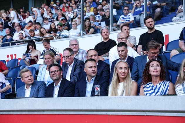 Fussball, 3.Liga Saison 2026 2027 Außerordentliche Mitgliederversammlung MSV Duisburg 16.07.2026, schauinsland-reisen-arena Die beiden Kandidaten Teams um Team Verantwortung (hintere Reihe) und Team Paradis (Vordere Reihe) Duisburg schauinsland-reisen-arena Nordrhein-Westfalen Deutschland *** Sports, Soccer, 3rd Division Season 2026–2027 Extraordinary General Meeting of MSV Duisburg, July 16, 2026, Schauinsland Reisen Arena: The two candidate teams—Team Verantwortung (back row) and Team Paradis (front row)—at the Schauinsland Reisen Arena in Duisburg, North Rhine-Westphalia, Germany
