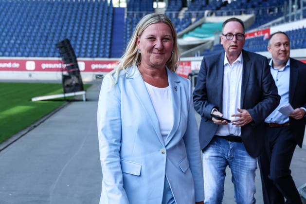 Fussball, 3.Liga Saison 2026 2027 Außerordentliche Mitgliederversammlung MSV Duisburg 16.07.2026, schauinsland-reisen-arena Veronika Henschel-Grontzki (Kandidatin aus dem Team Verantwortung) Duisburg schauinsland-reisen-arena Nordrhein-Westfalen Deutschland *** Sports, Soccer, 3rd Division Season 2026–2027 Extraordinary General Meeting of MSV Duisburg, July 16, 2026, Schauinsland Reisen Arena, Veronika Henschel Grontzki, candidate from the Team Verantwortung Duisburg group, Schauinsland Reisen Arena, North Rhine-Westphalia, Germany
