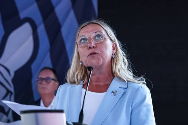 Fussball, 3.Liga Saison 2026 2027 Außerordentliche Mitgliederversammlung MSV Duisburg 16.07.2026, schauinsland-reisen-arena Veronika Henschel-Grontzki (Kandidatin aus dem Team Verantwortung) Duisburg schauinsland-reisen-arena Nordrhein-Westfalen Deutschland *** Sports, Soccer, 3rd Division Season 2026–2027 Extraordinary General Meeting of MSV Duisburg, July 16, 2026, Schauinsland Reisen Arena, Veronika Henschel Grontzki, candidate from the Team Verantwortung Duisburg group, Schauinsland Reisen Arena, North Rhine-Westphalia, Germany