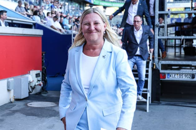Fussball, 3.Liga Saison 2026 2027 Außerordentliche Mitgliederversammlung MSV Duisburg 16.07.2026, schauinsland-reisen-arena Veronika Henschel-Grontzki (Kandidatin aus dem Team Verantwortung) Duisburg schauinsland-reisen-arena Nordrhein-Westfalen Deutschland *** Sports, Soccer, 3rd Division Season 2026–2027 Extraordinary General Meeting of MSV Duisburg, July 16, 2026, Schauinsland Reisen Arena, Veronika Henschel Grontzki, candidate from the Team Verantwortung Duisburg group, Schauinsland Reisen Arena, North Rhine-Westphalia, Germany