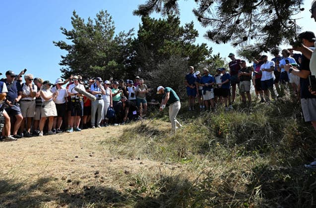 Wyndham Clark (USA) hacks out of rough on the 1st fairway 154th Open Golf Championships, Royal Birkdale, Southport, UK - 16 Jul 2026Southport Royal Birkdale United Kingdom  Copyright: xGreigxCowie Shutterstockx 16988293eh