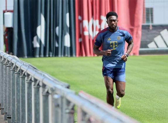 16.07.2026, FC Bayern Training , Saebenerstrasse Muenchen, Fussball, im Bild: Alphons Davies (FC Bayern Muenchen) *** July 16, 2026, FC Bayern Training, Saebenerstrasse, Munich, Soccer, Sports, Pictured: Alphons Davies, FC Bayern Munich