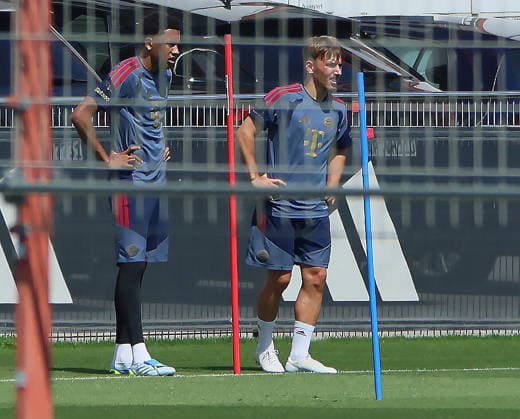 16.07.2026, FC Bayern Training , Saebenerstrasse Muenchen, Fussball, im Bild: Kiala Cassiano (FCB) und Lennart Karl (FC Bayern Muenchen) *** July 16, 2026, FC Bayern Training, Saebenerstrasse, Munich, Soccer, Sports, Pictured: Kiala Cassiano (FCB) and Lennart Karl (FC Bayern Munich)