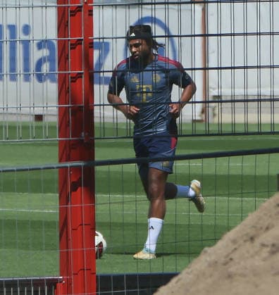 16.07.2026, FC Bayern Training , Saebenerstrasse Muenchen, Fussball, im Bild: Serge Gnabry (FC Bayern Muenchen) am Ball *** July 16, 2026, FC Bayern Training, Saebenerstrasse, Munich, Soccer, Sports, Pictured: Serge Gnabry of FC Bayern Munich in action