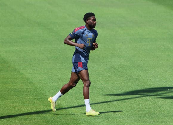 16.07.2026, FC Bayern Training , Saebenerstrasse Muenchen, Fussball, im Bild: Alphons Davies (FC Bayern Muenchen) *** July 16, 2026, FC Bayern Training, Saebenerstrasse, Munich, Soccer, Sports, Pictured: Alphons Davies, FC Bayern Munich