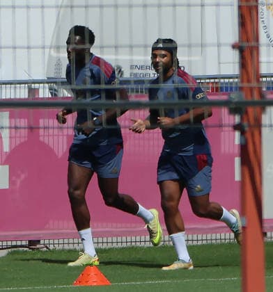 16.07.2026, FC Bayern Training , Saebenerstrasse Muenchen, Fussball, im Bild: Alphons Davies (FC Bayern Muenchen) und Serge Gnabry (FC Bayern Muenchen) *** July 16, 2026, FC Bayern Training, Saebenerstrasse, Munich, Soccer, Sports, Pictured: Alphons Davies of FC Bayern Munich and Serge Gnabry of FC Bayern Munich