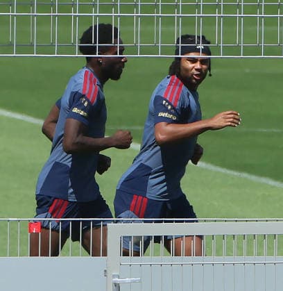16.07.2026, FC Bayern Training , Saebenerstrasse Muenchen, Fussball, im Bild: Alphons Davies (FC Bayern Muenchen) und Serge Gnabry (FC Bayern Muenchen) *** July 16, 2026, FC Bayern Training, Saebenerstrasse, Munich, Soccer, Sports, Pictured: Alphons Davies of FC Bayern Munich and Serge Gnabry of FC Bayern Munich
