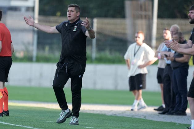 RFS vs Glentoran FC Soccer, RÄ«ga, Latvia, 16.07.2026, football, soccer Head coach of Glentoran Declan Devine reacts during the UEFA Europa Conference League qualifying round game between Latvia™s FK RFS and Northern Ireland™s Glentoran FC in Riga, Latvia 16.07.2026. Photo: Roman Koksarov (RKF) RÄ«ga Latvia Copyright: xRomanxKoksarovx RKV09758.JPG