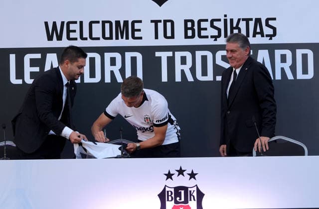 Belgian winger Leandro Trossard officially joins Besiktas from Arsenal ISTANBUL, TURKIYE - JULY 16: Belgian winger Leandro Trossard, who signed a 3+1 year contract with Besiktas from English club Arsenal, signs his contract during a signing ceremony held with fans in Istanbul, Turkiye on July 16, 2026. Besiktas Club President Serdal Adali (R) also attended the signing ceremony. Islam Yakut Anadolu Istanbul Turkey. Editorial use only. Please get in touch for any other usage.  Copyright: x2026xAnadoluxIslamxYakutx