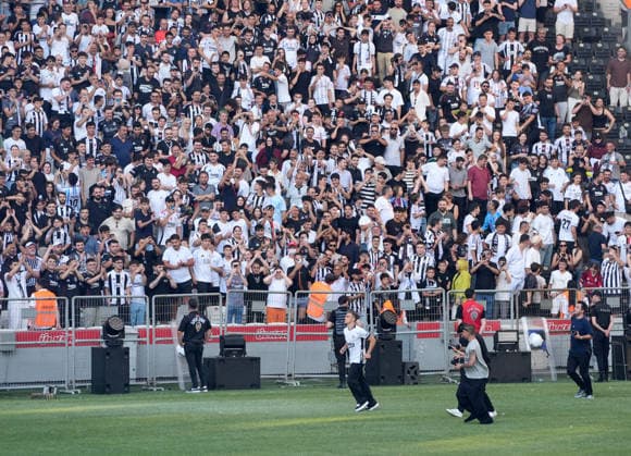 Belgian winger Leandro Trossard officially joins Besiktas from Arsenal ISTANBUL, TURKIYE - JULY 16: Belgian winger Leandro Trossard, who signed a 3+1 year contract with Besiktas from English club Arsenal, signs his contract during a signing ceremony held with fans in Istanbul, Turkiye on July 16, 2026. Islam Yakut Anadolu Istanbul Turkey. Editorial use only. Please get in touch for any other usage.  Copyright: x2026xAnadoluxIslamxYakutx