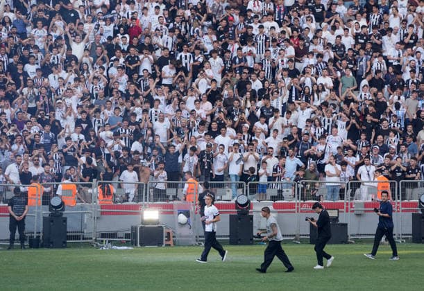 Belgian winger Leandro Trossard officially joins Besiktas from Arsenal ISTANBUL, TURKIYE - JULY 16: Belgian winger Leandro Trossard, who signed a 3+1 year contract with Besiktas from English club Arsenal, signs his contract during a signing ceremony held with fans in Istanbul, Turkiye on July 16, 2026. Islam Yakut Anadolu Istanbul Turkey. Editorial use only. Please get in touch for any other usage.  Copyright: x2026xAnadoluxIslamxYakutx