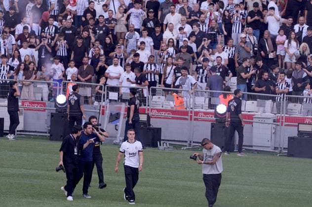 Belgian winger Leandro Trossard officially joins Besiktas from Arsenal ISTANBUL, TURKIYE - JULY 16: Belgian winger Leandro Trossard, who signed a 3+1 year contract with Besiktas from English club Arsenal, signs his contract during a signing ceremony held with fans in Istanbul, Turkiye on July 16, 2026. Islam Yakut Anadolu Istanbul Turkey. Editorial use only. Please get in touch for any other usage.  Copyright: x2026xAnadoluxIslamxYakutx
