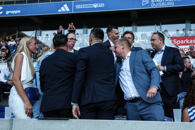 Fussball, 3.Liga Saison 2026 2027 Außerordentliche Mitgliederversammlung MSV Duisburg 16.07.2026, schauinsland-reisen-arena Gratulation in den riehen der Teams, Team Verantwortung ist neuer Vorstand beim MSV Duisburg Duisburg schauinsland-reisen-arena Nordrhein-Westfalen Deutschland *** Sports, Soccer, 3rd Division Season 2026–2027 Extraordinary General Meeting of MSV Duisburg, July 16, 2026, Schauinsland Reisen Arena: Congratulations to the team’s management—Team Verantwortung is the new board of directors at MSV Duisburg, Duisburg, Schauinsland Reisen Arena, North Rhine-Westphalia, Germany