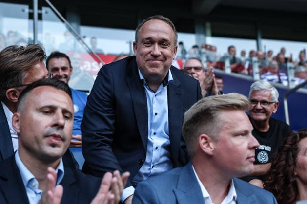 Fussball, 3.Liga Saison 2026 2027 Außerordentliche Mitgliederversammlung MSV Duisburg 16.07.2026, schauinsland-reisen-arena Das Team Verantwortung und Dirk Broska gewinnt die Vorstandswahlen beim MSV Duisburg Duisburg schauinsland-reisen-arena Nordrhein-Westfalen Deutschland *** Sports, Soccer, 3rd Division Season 2026–2027 Extraordinary General Meeting of MSV Duisburg, July 16, 2026, Schauinsland Reisen Arena: The Team and Dirk Broska Win the Board Elections at MSV Duisburg, Duisburg, Schauinsland Reisen Arena, North Rhine-Westphalia, Germany