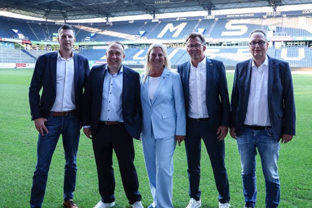 Fussball, 3.Liga Saison 2026 2027 Außerordentliche Mitgliederversammlung MSV Duisburg 16.07.2026, schauinsland-reisen-arena Das Team Verantwortung gewinnt die Vorstandswahlen beim MSV Duisburg vL: Thorsten Immel, Dirk Broska, Veronika Henschel-Grontzki, Ralf Raddue, Dirk Recke Duisburg schauinsland-reisen-arena Nordrhein-Westfalen Deutschland *** Sports, Soccer, 3rd Division Season 2026–2027 Extraordinary General Meeting of MSV Duisburg, July 16, 2026, schauinsland reisen arena The Responsibility team wins the board elections at MSV Duisburg (from left): Thorsten Immel, Dirk Broska, Veronika Henschel Grontzki, Ralf Raddue, Dirk Recke; Duisburg, Schauinsland Reisen Arena, North Rhine-Westphalia, Germany