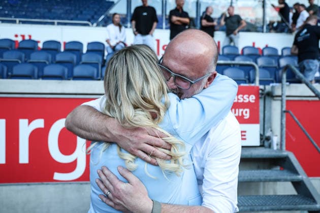 Fussball, 3.Liga Saison 2026 2027 Außerordentliche Mitgliederversammlung MSV Duisburg 16.07.2026, schauinsland-reisen-arena Sören Link (Oberbürgermeister Stadt Duisburg) gratuliert Duisburg schauinsland-reisen-arena Nordrhein-Westfalen Deutschland *** Sports, Soccer, 3rd Division Season 2026–2027 Extraordinary General Meeting of MSV Duisburg, July 16, 2026, Schauinsland Reisen Arena: Sören Link, Mayor of Duisburg, Congratulates the Duisburg Schauinsland Reisen Arena in North Rhine-Westphalia, Germany