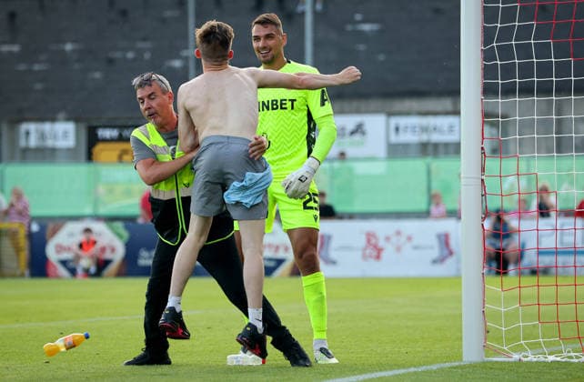 UEFA Europa League First Qualifying Round Second Leg, Ryan McBride Brandywell Stadium, Derry 16 7 2026 Derry City vs CSKA Sofia CSKA Sofia goalkeeper Dimitar Evtimov clashes with a fan Dimitar Evtimov clashes with a fan 16 7 2026  Copyright: xx RB2_8596