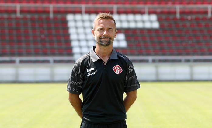 FC Würzburger Kickers; 3.Liga, Porträttermin 2026 2027, Trainer Michael Schiele (FC Würzburger Kickers); 3.Liga, Porträttermin 2026 2027 Würzburg AKON ARENA Bayern Deutschland *** FC Würzburger Kickers, 3rd Division, Photo Shoot 2026–2027, Team Photo with Coach Michael Schiele, FC Würzburger Kickers, 3rd Division, Photo Shoot 2026–2027, Würzburg, AKON ARENA, Bavaria, Germany