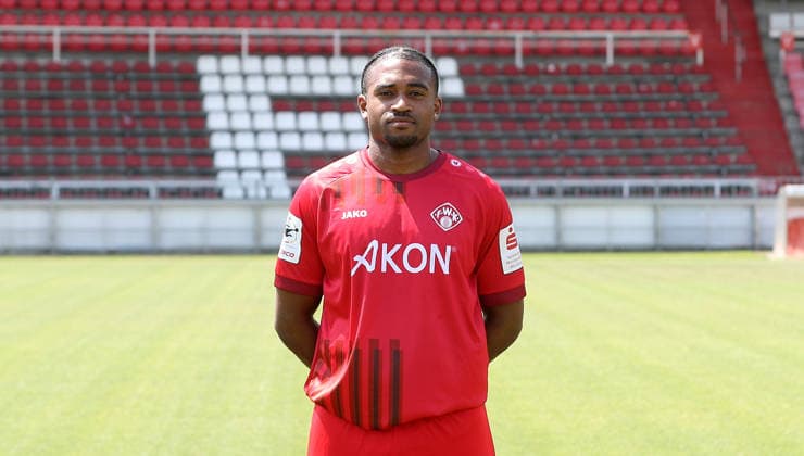 FC Würzburger Kickers; 3.Liga, Porträttermin 2026 2027, Franck Evina (FC Würzburger Kickers); 3.Liga, Porträttermin 2026 2027 Würzburg AKON ARENA Bayern Deutschland *** FC Würzburger Kickers, 3rd Division, Photo Shoot 2026–2027, Team Photo: Franck Evina, FC Würzburger Kickers, 3rd Division, Photo Shoot 2026–2027, Würzburg, AKON ARENA, Bavaria, Germany