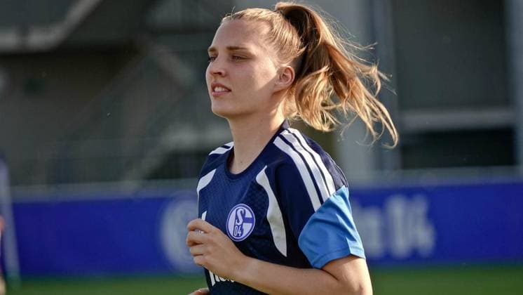 Fußball Frauen Testspiel Begegnung Schalke 04 gegen Borussia Mönchengladbach ** NUR FÜR REDAKTIONELLE ZWECKE ** EDITORIAL USE ONLY **<p>FC-Spielerin Maike Berentzen am Donnerstag, 16.07.2026 vor der Fußball Frauen Testspiel Begegnung Schalke 04 (grün) gegen Borussia Mönchengladbach auf dem Rasenplatz 7 am Parkstadion in Gelsenkirchen. Deutschland NRW Gelsenkirchen Copyright: MichaelxKorte *** Women s Soccer Friendly Match: Schalke 04 vs. Borussia Mönchengladbach ** FOR EDITORIAL PURPOSES ONLY ** EDITORIAL USE ONLY ** p FC player Maike Berentzen on Thursday, July 16, 2026, before the women s soccer friendly match between Schalke 04 (in green) and Borussia Mönchengladbach on Field 7 at the Parkstadion in Gelsenkirchen, Germany (North Rhine-Westphalia), Gelsenkirchen. Copyright MichaelxKorte Copyright: MichaelxKorte doc86qv31f066p18eei14c3 ,EDITORIAL USE ONLY