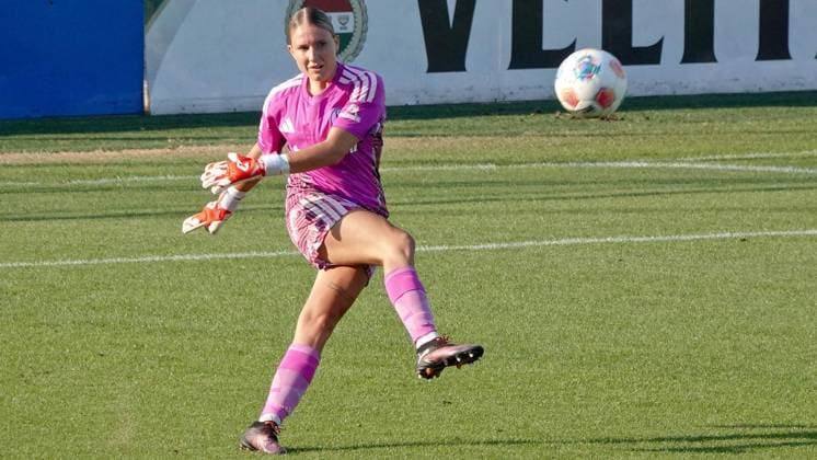 Fußball Frauen Testspiel Begegnung Schalke 04 gegen Borussia Mönchengladbach ** NUR FÜR REDAKTIONELLE ZWECKE ** EDITORIAL USE ONLY **<p>FC-Torhüterin Julia Matuszek am Donnerstag, 16.07.2026 in der Fußball Frauen Testspiel Begegnung Schalke 04 (grün) gegen Borussia Mönchengladbach auf dem Rasenplatz 7 am Parkstadion in Gelsenkirchen. Deutschland NRW Gelsenkirchen Copyright: MichaelxKorte *** Women s Soccer Friendly Match: Schalke 04 vs. Borussia Mönchengladbach ** FOR EDITORIAL PURPOSES ONLY ** EDITORIAL USE ONLY ** p FC goalkeeper Julia Matuszek on Thursday, July 16, 2026, during the women s soccer friendly match between Schalke 04 (in green) and Borussia Mönchengladbach on Field 7 at the Parkstadion in Gelsenkirchen, Germany (North Rhine-Westphalia), Gelsenkirchen. Copyright MichaelxKorte Copyright: MichaelxKorte doc86qv31kvwm016gsjdtt9 ,EDITORIAL USE ONLY