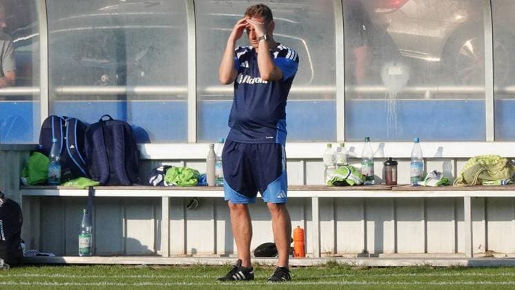 Fußball Frauen Testspiel Begegnung Schalke 04 gegen Borussia Mönchengladbach ** NUR FÜR REDAKTIONELLE ZWECKE ** EDITORIAL USE ONLY **<p>FC-Trainer Stefan Colmsee am Donnerstag, 16.07.2026 in der Fußball Frauen Testspiel Begegnung Schalke 04 (grün) gegen Borussia Mönchengladbach auf dem Rasenplatz 7 am Parkstadion in Gelsenkirchen. Deutschland NRW Gelsenkirchen Copyright: MichaelxKorte *** Women s Soccer Friendly Match: Schalke 04 vs. Borussia Mönchengladbach ** FOR EDITORIAL PURPOSES ONLY ** EDITORIAL USE ONLY ** p FC Coach Stefan Colmsee on Thursday, July 16, 2026, during the women s soccer friendly match between Schalke 04 (in green) and Borussia Mönchengladbach on Field 7 at the Parkstadion in Gelsenkirchen, Germany (North Rhine-Westphalia), Gelsenkirchen. Copyright MichaelxKorte Copyright: MichaelxKorte doc86qv31qudm83cssitw4 ,EDITORIAL USE ONLY