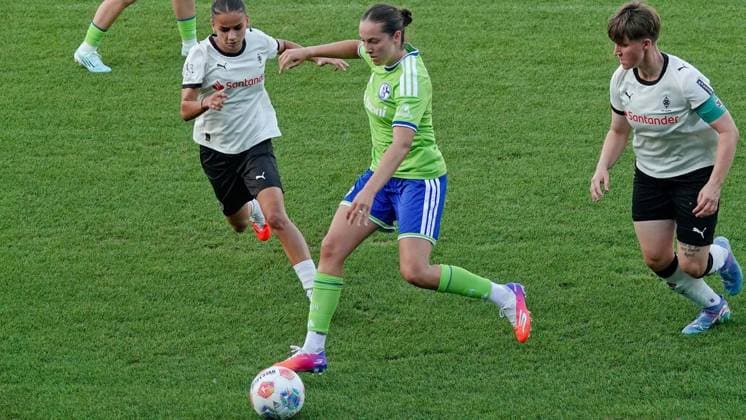 Fußball Frauen Testspiel Begegnung Schalke 04 gegen Borussia Mönchengladbach ** NUR FÜR REDAKTIONELLE ZWECKE ** EDITORIAL USE ONLY **<p>FC-Spielerin Bonny Lammers (Mitte) am Donnerstag, 16.07.2026 in der Fußball Frauen Testspiel Begegnung Schalke 04 (grün) gegen Borussia Mönchengladbach auf dem Rasenplatz 7 am Parkstadion in Gelsenkirchen. Deutschland NRW Gelsenkirchen Copyright: MichaelxKorte *** Women s Soccer Friendly Match: Schalke 04 vs. Borussia Mönchengladbach ** FOR EDITORIAL PURPOSES ONLY ** EDITORIAL USE ONLY ** p FC player Bonny Lammers (center) on Thursday, July 16, 2026, during the women s soccer friendly match between Schalke 04 (in green) and Borussia Mönchengladbach on Field 7 at the Parkstadion in Gelsenkirchen, North Rhine-Westphalia, Germany. Copyright MichaelxKorte Copyright: MichaelxKorte doc86qv31tid6w8y7v9u0x ,EDITORIAL USE ONLY
