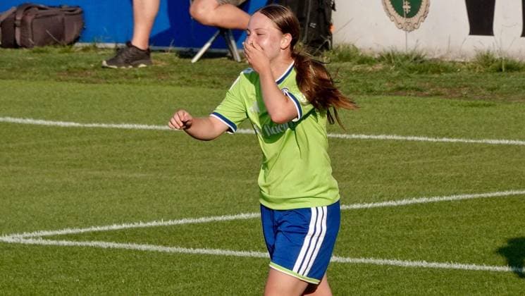 Fußball Frauen Testspiel Begegnung Schalke 04 gegen Borussia Mönchengladbach ** NUR FÜR REDAKTIONELLE ZWECKE ** EDITORIAL USE ONLY **<p>FC-Spielerin Mariella Münster ist am Donnerstag, 16.07.2026 in der Fußball Frauen Testspiel Begegnung Schalke 04 (grün) gegen Borussia Mönchengladbach auf dem Rasenplatz 7 am Parkstadion in Gelsenkirchen selbst verblüfft über ihren Treffer zum 1:0. Deutschland NRW Gelsenkirchen Copyright: MichaelxKorte *** Women s Soccer Friendly Match: Schalke 04 vs. Borussia Mönchengladbach ** FOR EDITORIAL PURPOSES ONLY ** EDITORIAL USE ONLY ** p FC player Mariella Münster was herself surprised by her goal on Thursday, July 16, 2026, during the women’s soccer friendly match between Schalke 04 (in green) and Borussia Mönchengladbach on Field 7 at the Parkstadion in Gelsenkirchen, was amazed by her own goal that made the score 1–0. Germany, NRW, Gelsenkirchen. Copyright MichaelxKorte Copyright: MichaelxKorte doc86qv31z5w42au54d85l ,EDITORIAL USE ONLY