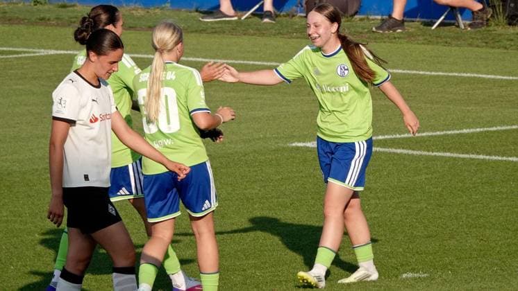 Fußball Frauen Testspiel Begegnung Schalke 04 gegen Borussia Mönchengladbach ** NUR FÜR REDAKTIONELLE ZWECKE ** EDITORIAL USE ONLY **<p>FC-Spielerin Mariella Münster (rechts) freut sich am Donnerstag, 16.07.2026 in der Fußball Frauen Testspiel Begegnung Schalke 04 (grün) gegen Borussia Mönchengladbach auf dem Rasenplatz 7 am Parkstadion in Gelsenkirchen über ihren Treffer zum 1:0. Deutschland NRW Gelsenkirchen Copyright: MichaelxKorte *** Women s Soccer Friendly Match: Schalke 04 vs. Borussia Mönchengladbach ** FOR EDITORIAL PURPOSES ONLY ** EDITORIAL USE ONLY ** p FC player Mariella Münster (right) celebrates on Thursday, July 16, 2026, during the women’s soccer friendly match between Schalke 04 (in green) and Borussia Mönchengladbach on Field 7 at the Parkstadion in Gelsenkirchen, celebrating her goal that made the score 1–0. Germany, NRW, Gelsenkirchen. Copyright MichaelxKorte Copyright: MichaelxKorte doc86qv320iw3mrw0f0toa ,EDITORIAL USE ONLY