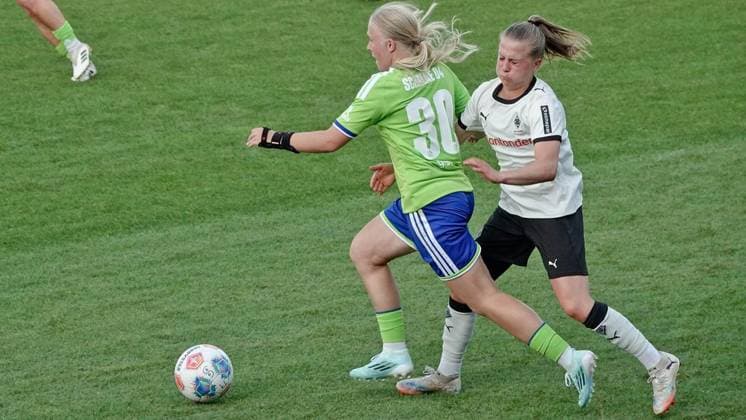 Fußball Frauen Testspiel Begegnung Schalke 04 gegen Borussia Mönchengladbach ** NUR FÜR REDAKTIONELLE ZWECKE ** EDITORIAL USE ONLY **<p>FC-Spielerin Joelle Wanhoff (links) am Donnerstag, 16.07.2026 in der Fußball Frauen Testspiel Begegnung Schalke 04 (grün) gegen Borussia Mönchengladbach auf dem Rasenplatz 7 am Parkstadion in Gelsenkirchen. Deutschland NRW Gelsenkirchen Copyright: MichaelxKorte *** Women s Soccer Friendly Match: Schalke 04 vs. Borussia Mönchengladbach ** FOR EDITORIAL PURPOSES ONLY ** EDITORIAL USE ONLY ** p FC player Joelle Wanhoff (left) on Thursday, July 16, 2026, during the women s soccer friendly match between Schalke 04 (in green) and Borussia Mönchengladbach on Field 7 at the Parkstadion in Gelsenkirchen, Germany (North Rhine-Westphalia), Gelsenkirchen. Copyright MichaelxKorte Copyright: MichaelxKorte doc86qv33olcwo1mhk0nx4a ,EDITORIAL USE ONLY