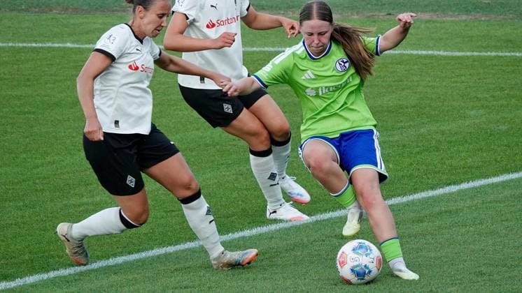 Fußball Frauen Testspiel Begegnung Schalke 04 gegen Borussia Mönchengladbach ** NUR FÜR REDAKTIONELLE ZWECKE ** EDITORIAL USE ONLY **<p>FC-Spielerin Mariella Münster (rechts) am Donnerstag, 16.07.2026 in der Fußball Frauen Testspiel Begegnung Schalke 04 (grün) gegen Borussia Mönchengladbach auf dem Rasenplatz 7 am Parkstadion in Gelsenkirchen. Deutschland NRW Gelsenkirchen Copyright: MichaelxKorte *** Women s Soccer Friendly Match: Schalke 04 vs. Borussia Mönchengladbach ** FOR EDITORIAL PURPOSES ONLY ** EDITORIAL USE ONLY ** p FC player Mariella Münster on the right on Thursday, July 16, 2026, during the women s soccer friendly match between Schalke 04 (in green) and Borussia Mönchengladbach on Field 7 at the Parkstadion in Gelsenkirchen, Germany (North Rhine-Westphalia), Gelsenkirchen. Copyright MichaelxKorte Copyright: MichaelxKorte doc86qv33rv64j16bnp7icx ,EDITORIAL USE ONLY