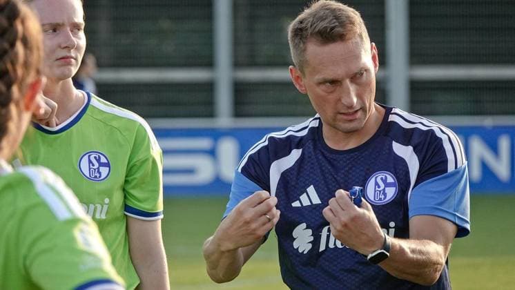 Fußball Frauen Testspiel Begegnung Schalke 04 gegen Borussia Mönchengladbach ** NUR FÜR REDAKTIONELLE ZWECKE ** EDITORIAL USE ONLY **<p>FC-Trainer Stefan Colmsee am Donnerstag, 16.07.2026 in der Fußball Frauen Testspiel Begegnung Schalke 04 (grün) gegen Borussia Mönchengladbach auf dem Rasenplatz 7 am Parkstadion in Gelsenkirchen. Deutschland NRW Gelsenkirchen Copyright: MichaelxKorte *** Women s Soccer Friendly Match: Schalke 04 vs. Borussia Mönchengladbach ** FOR EDITORIAL PURPOSES ONLY ** EDITORIAL USE ONLY ** p FC Coach Stefan Colmsee on Thursday, July 16, 2026, during the women s soccer friendly match between Schalke 04 (in green) and Borussia Mönchengladbach on Field 7 at the Parkstadion in Gelsenkirchen, Germany (North Rhine-Westphalia), Gelsenkirchen. Copyright MichaelxKorte Copyright: MichaelxKorte doc86qv3yiwzxz1f5n1uiaj ,EDITORIAL USE ONLY