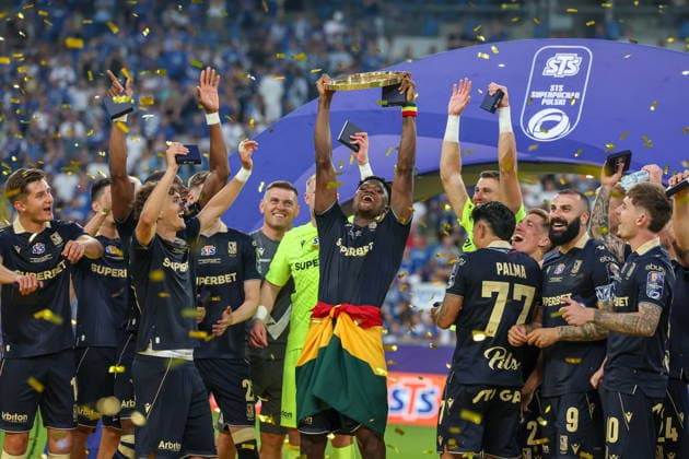 2026.07.16 Poznan Pilka nozna Superpuchar polski Lech Poznan - Gornik Zabrze N z dekoracja puchar podium Terry Yegbe Foto Pawel Jaskolka PressFocus 2026.07.16 Poznan Football Polish Supercup Lech Poznan - Gornik Zabrze Credit: Pawel Jaskolka PressFocus NEWSPIX.PL --- newspix.pl 