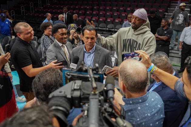 Miami Heat head coach Erik Spoelstra (c) speaks at a press conference, PK, Pressekonferenz as player Bam Adebayo (c-d) looks on in Miami, USA, 16 July 2026. In his first appearance as a Heat player, Antetokounmpo emphasized that he has always had enormous respect for the franchise and the winning mentality it embodies, and he admitted that he needed to step out of his comfort zone to continue improving. The Miami Heat introduce Antetokounmpo and hope to pair him with LeBron James !ACHTUNG: NUR REDAKTIONELLE NUTZUNG!  Copyright: xAlbertoxBoalx AME9916 20260716-55020916427_1