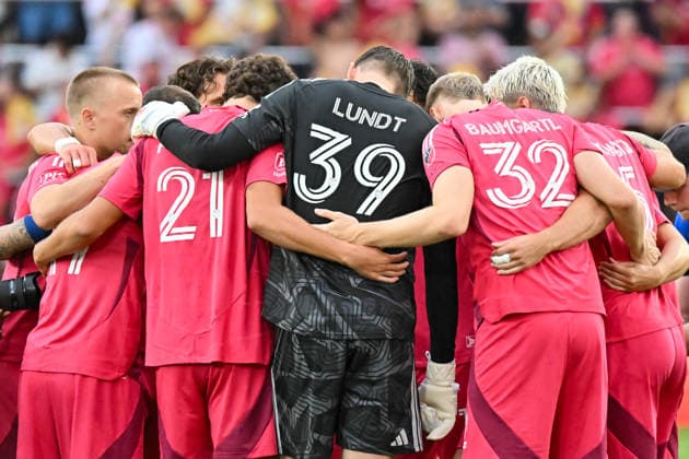 ST. LOUIS, MO - JULY 16: St. Louis City players huddle up before the opening kick off during the MLS, Fussball Herren, USA regular season match where St. Louis CITY SC hosted Sporting Kansas City on Thursday July 16th, 2026, at Energizer Park in St. Louis City, MO. (Photo by Rick Ulreich Icon Sportswire) SOCCER: JUL 16 MLS St. Louis CITY SC vs Sporting Kansas City EDITORIAL USE ONLY Icon26071601
