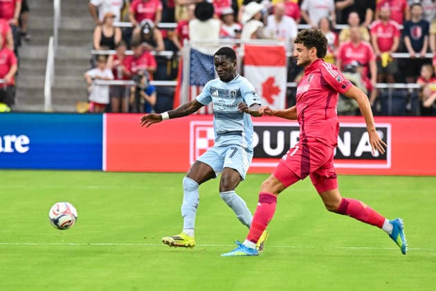 ST. LOUIS, MO - JULY 16: Dante Polvara (21) of the St. Louis CITY SC kicks the ball away from Capita Capemba (7) of the Sporting Kansas City during the MLS, Fussball Herren, USA regular season match where St. Louis CITY SC hosted Sporting Kansas City on Thursday July 16th, 2026, at Energizer Park in St. Louis City, MO. (Photo by Rick Ulreich Icon Sportswire) SOCCER: JUL 16 MLS St. Louis CITY SC vs Sporting Kansas City EDITORIAL USE ONLY Icon26071604