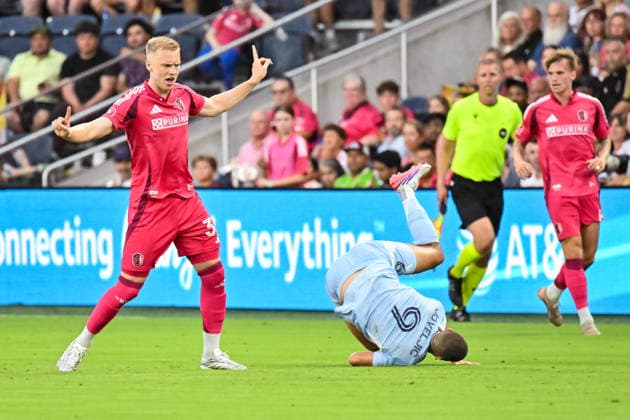 ST. LOUIS, MO - JULY 16: Timo Baumgartl (32) of the St. Louis CITY SC motions to the officials there should not be a foul as Dejan Joveljic (9) of the Sporting Kansas City tumbles head over heals to the ground during the MLS, Fussball Herren, USA regular season match where St. Louis CITY SC hosted Sporting Kansas City on Thursday July 16th, 2026, at Energizer Park in St. Louis City, MO. (Photo by Rick Ulreich Icon Sportswire) SOCCER: JUL 16 MLS St. Louis CITY SC vs Sporting Kansas City EDITORIAL USE ONLY Icon26071606
