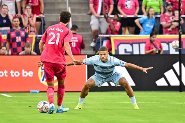 ST. LOUIS, MO - JULY 16: Zorhan Bassong (22) of the Sporting Kansas City stretches out to defend against Dante Polvara (21) of the St. Louis CITY SC during the MLS, Fussball Herren, USA regular season match where St. Louis CITY SC hosted Sporting Kansas City on Thursday July 16th, 2026, at Energizer Park in St. Louis City, MO. (Photo by Rick Ulreich Icon Sportswire) SOCCER: JUL 16 MLS St. Louis CITY SC vs Sporting Kansas City EDITORIAL USE ONLY Icon26071607