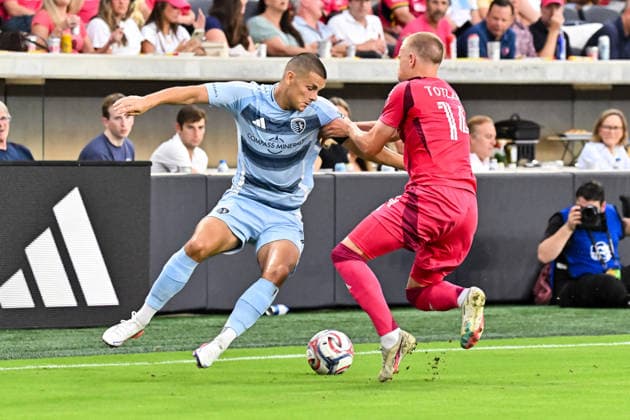ST. LOUIS, MO - JULY 16: Dejan Joveljic (9) of the Sporting Kansas City looses his footing and falls down while being defended by Tomas Totland (14) of the St. Louis CITY SC during the MLS, Fussball Herren, USA regular season match where St. Louis CITY SC hosted Sporting Kansas City on Thursday July 16th, 2026, at Energizer Park in St. Louis City, MO. (Photo by Rick Ulreich Icon Sportswire) SOCCER: JUL 16 MLS St. Louis CITY SC vs Sporting Kansas City EDITORIAL USE ONLY Icon26071609