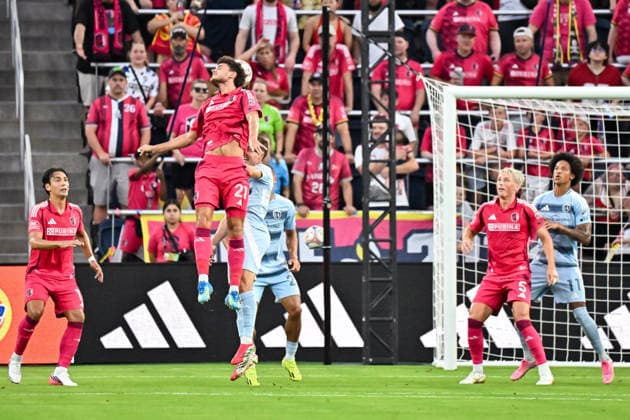 ST. LOUIS, MO - JULY 16: The ball goes just over the head of the jumping Dante Polvara (21) of the St. Louis CITY SC who was trying to push it closer to the goal during the MLS, Fussball Herren, USA regular season match where St. Louis CITY SC hosted Sporting Kansas City on Thursday July 16th, 2026, at Energizer Park in St. Louis City, MO. (Photo by Rick Ulreich Icon Sportswire) SOCCER: JUL 16 MLS St. Louis CITY SC vs Sporting Kansas City EDITORIAL USE ONLY Icon26071610