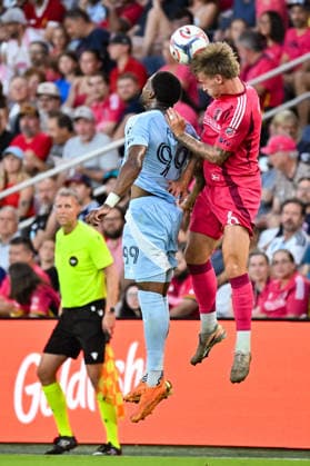 ST. LOUIS, MO - JULY 16: Conrad Wallem (6) of the St. Louis CITY SC gets higher than Jayden Reid (99) of the Sporting Kansas City to head the ball away during the MLS, Fussball Herren, USA regular season match where St. Louis CITY SC hosted Sporting Kansas City on Thursday July 16th, 2026, at Energizer Park in St. Louis City, MO. (Photo by Rick Ulreich Icon Sportswire) SOCCER: JUL 16 MLS St. Louis CITY SC vs Sporting Kansas City EDITORIAL USE ONLY Icon26071611
