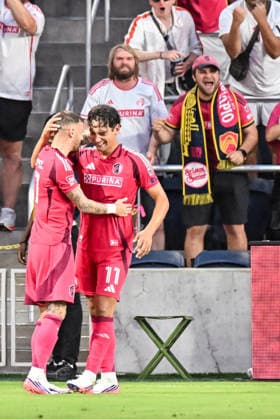 ST. LOUIS, MO - JULY 16: Marcel Hartel (17) of the St. Louis CITY SC celebrates his goal with Simon Becher (11) of the St. Louis CITY SC who assisted on the goal during the MLS, Fussball Herren, USA regular season match where St. Louis CITY SC hosted Sporting Kansas City on Thursday July 16th, 2026, at Energizer Park in St. Louis City, MO. (Photo by Rick Ulreich Icon Sportswire) SOCCER: JUL 16 MLS St. Louis CITY SC vs Sporting Kansas City EDITORIAL USE ONLY Icon26071616